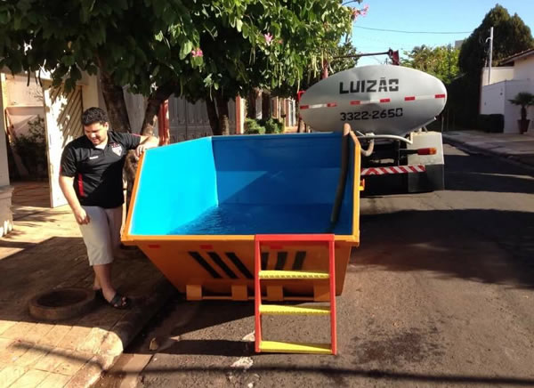 Caçamba piscina para diversão na festa do peão